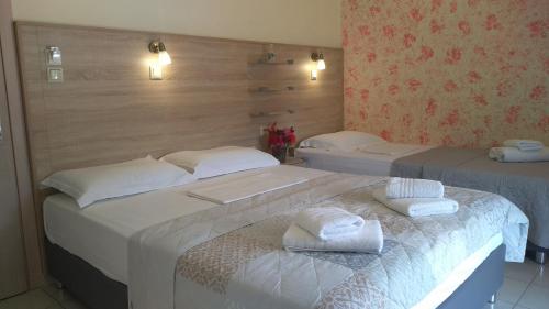 Gogo's - Γωγώ Rooms & Studios Room Type - Triple Room with Balcony Gogo's - Γωγώ Rooms & Studios Room Type - Triple Room with Balcony