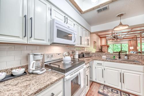 New! Luxurious Riverfront Condo Just 1 Blk to Schlitterbahn! - image 5