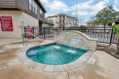 New! Luxurious Riverfront Condo Just 1 Blk to Schlitterbahn! - image 8