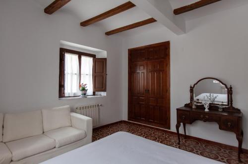 1 queen bed, 3 twin beds