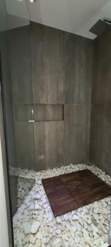 One-Bedroom Apartment image 6