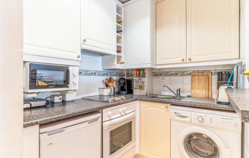 Bếp, Beautiful Apartment In Benalmádena (Beautiful Apartment In Benalmadena) in Rancho Domingo