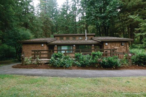 . Dogwood Family Lodge at Silver Falls State Park