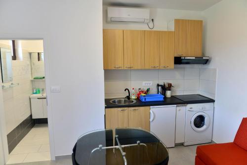 One-Bedroom Apartment with Sea View image 4