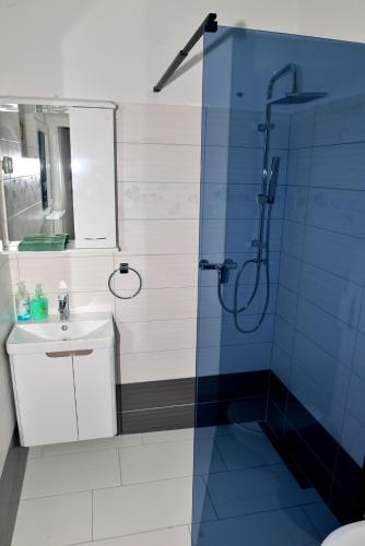 One-Bedroom Apartment with Sea View image 7