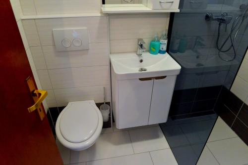 One-Bedroom Apartment with Terrace and Sea View image 6