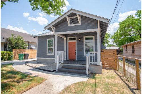 Comfy and Incredible Fenced 2BR 2 BA Near Downtown in San Antonio, USA