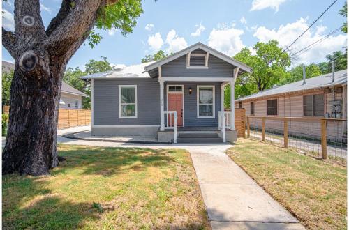 Comfy and Incredible Fenced 2BR 2 BA Near Downtown in San Antonio, USA