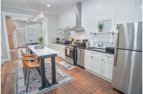 Comfy and Incredible Fenced 2BR 2 BA Near Downtown in San Antonio, USA