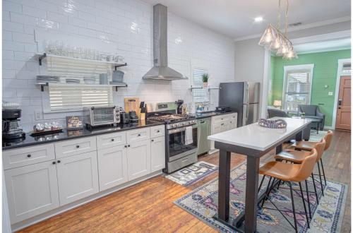Comfy and Incredible Fenced 2BR 2 BA Near Downtown in San Antonio, USA