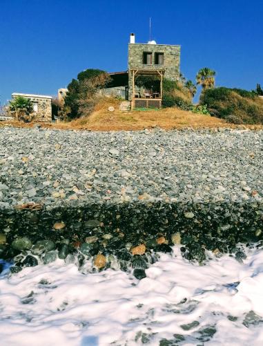 Shambala Beach House-where mountains meet the sea