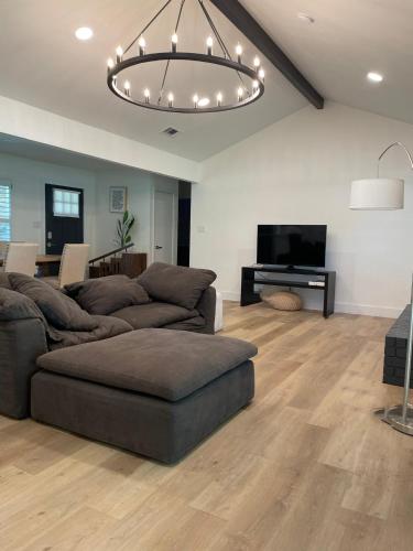 Fully Renovated 3br walkable to restaurants in Leander, USA