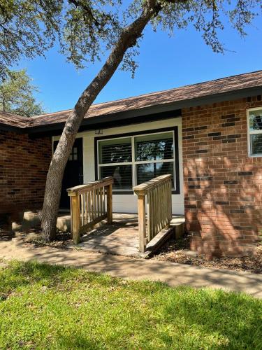 Fully Renovated 3br walkable to restaurants in Leander, USA