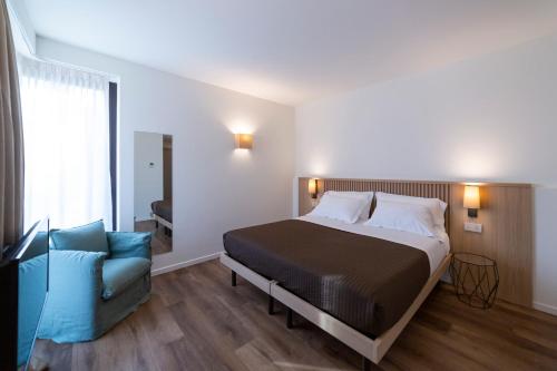 Double Room with Balcony image 7