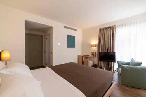 Double Room with Balcony image 1