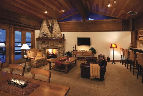 Flagstaff Three Bedroom Suite with Majestic Mountain Views condo