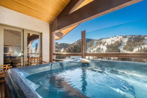 Premium Luxury Five Bedroom Townhouse with Hot Tub and Majestic Mountain Views townhouse