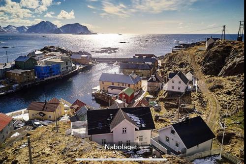 . Cozy Family House with Sea Views in Historic Nyksund