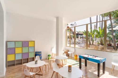 نادي الأطفال, Hotel Indalo Park in Santa Susana