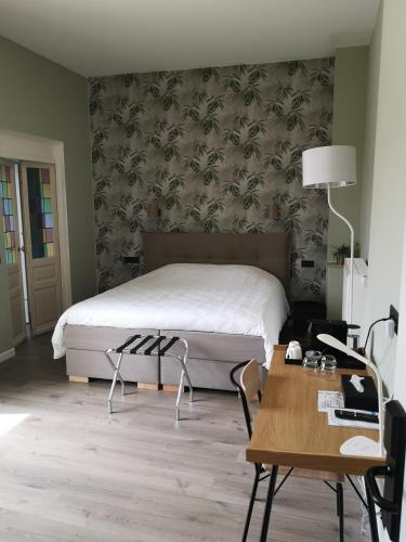 1 queen bed, 1 sofa bed
