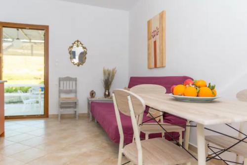 Villa Galante, (croft house nearby the sea) in Akrotiri (Cyclades)