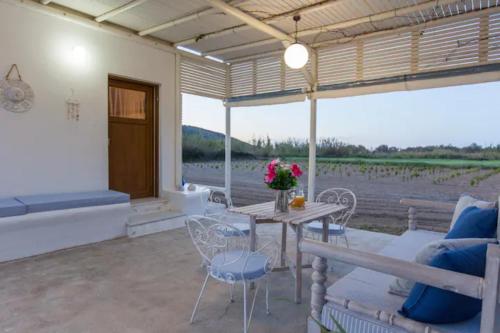 Villa Galante, (croft house nearby the sea) in Akrotiri (Cyclades)