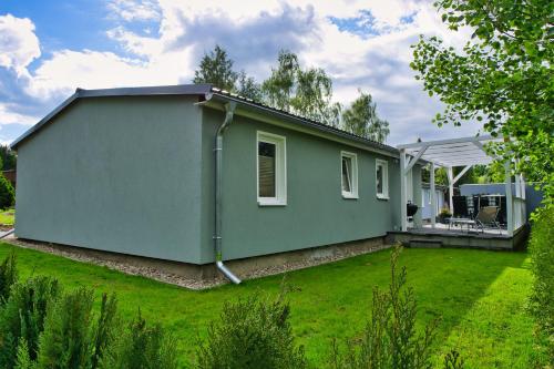 A szálláshely kívülről, modernes Ferienhaus Sonnendeck 70 QM I Strandnah I Terrasse I 2 Schlafzimmer I Nähe Werbellinsee (modernes Ferienhaus Sonnendeck 70 QM I Strandnah I Terrasse I 2 Schlafzimmer I Nahe Werbellinsee) in Joachimsthal