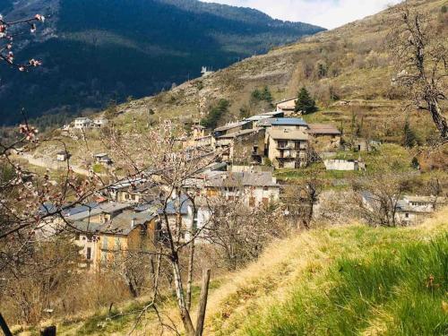 Maison de village entière en duplex à la montagne au calme absolu tout confort gîte à louer Saint-Dalmas-de-Tende