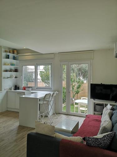 Riviera Studio, Ateny
