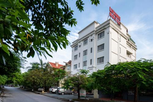 Luxury Hotel — hotel in Tổ 6, Khu 8, Phường Hồng Hải, TP. Hạ Long, Tỉnh Quảng Ninh, Ha Long VN, 01110