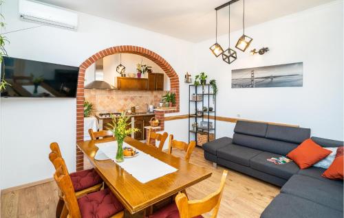 Cozy Home In Drvenik With Kitchen