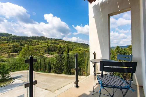 陽台/露台, Villa Blanche, Contemporary, Cathars, Couiza, Carcassonne in 庫伊扎