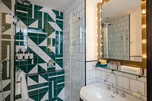 room detail thumbnail 2