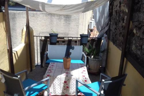 Maison de village avec terrasse tropézienne gîte à louer Saint-Thibéry