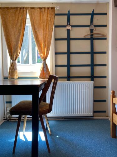 2 queen beds, 3 twin beds