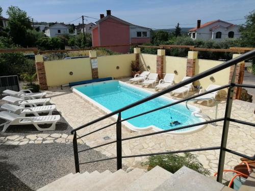 สระว่ายน้ำ, Maleluni in สเวติ วิด-มิโฮลยิเซ