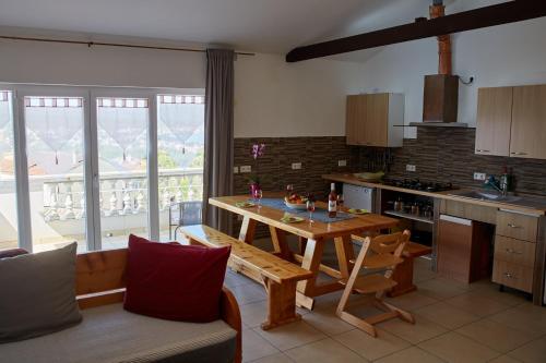 ห้องครัว, Maleluni in สเวติ วิด-มิโฮลยิเซ