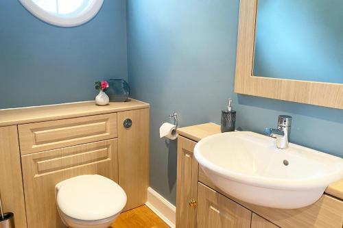 Bathroom, STUNNING LODGE MINUTES FROM THE SEA AND GOLF COURSE in Longniddry