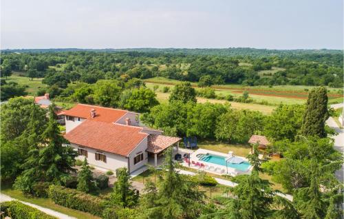 Peldbaseins, Stunning Apartment In Barban in Orihi