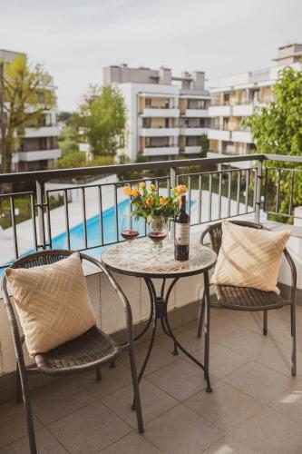 Apartment with Pool View 