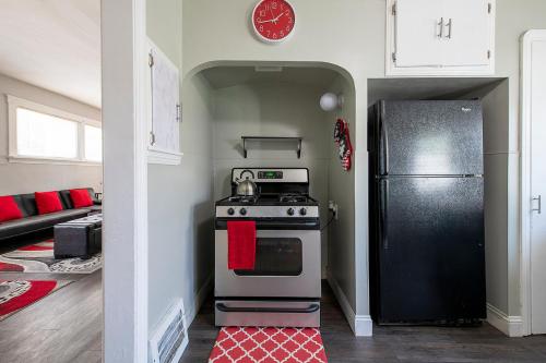 The Rubi Lounge - Spacious Brooklyn Centre Modern Escape Near Downtown With Parking, 300MB WiFi & Self Check-In in Cleveland, USA