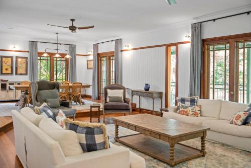 . Gorgeous 5BR Noosa Hinterlands Home Nestled Amongst The Trees - PRIVATE POOL & FAST WIFI