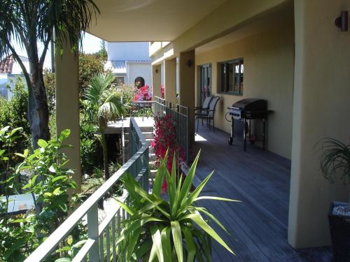 Allegra House The 4-star Allegra House offers comfort and convenience whether youre on business or holiday in Paihia. The hotel offers a wide range of amenities and perks to ensure you have a great time. Luggage s