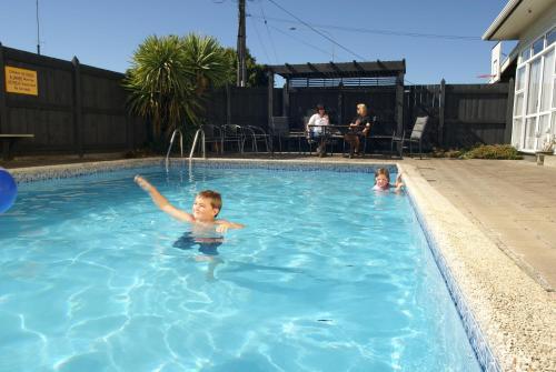 Swimming pool, Richmond Motel and Holiday Park in Richmond / Hope