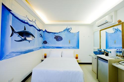 Standard Double Room with no Window image 3