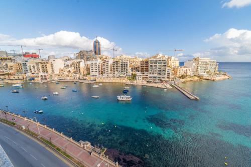 Amazing views of Spinola Bay in Heart of StJulians-hosted by Sweetstay