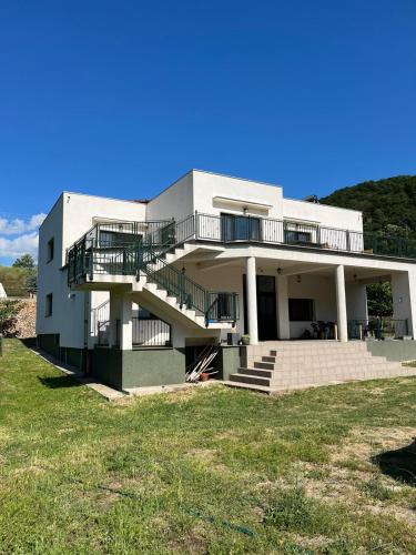 Viesnīcas āriene, VILA SARA in Svinita