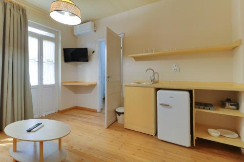 Studio with Balcony image 8
