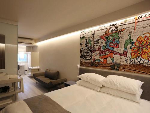1 queen bed, 1 sofa bed