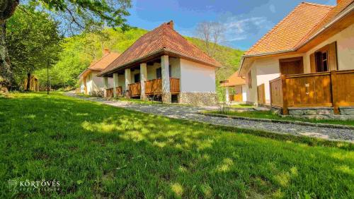 Körtövés Guest Village (Kortoves Guest Village) in Baraolt
